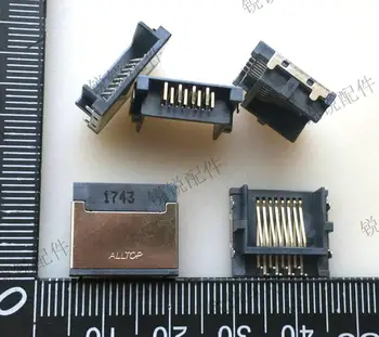 Priključak mrežnog sučelja 8P8c za pola RJ45, zbog čega je polovica adapter za laptop